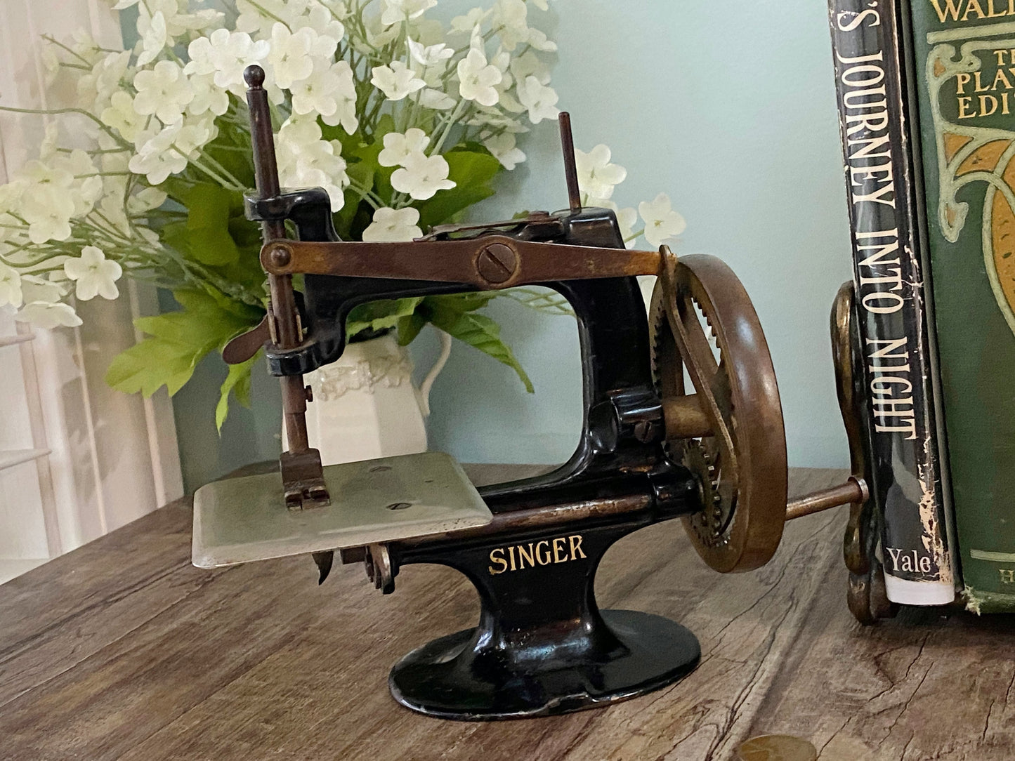 Antique Singer Sewing Machine, Model 20 with 4 Spokes