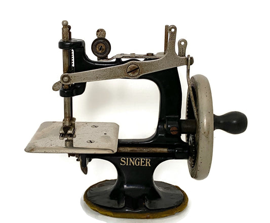 Vintage Early Singer Sewing Machine, Model 20 with 7 Spokes
