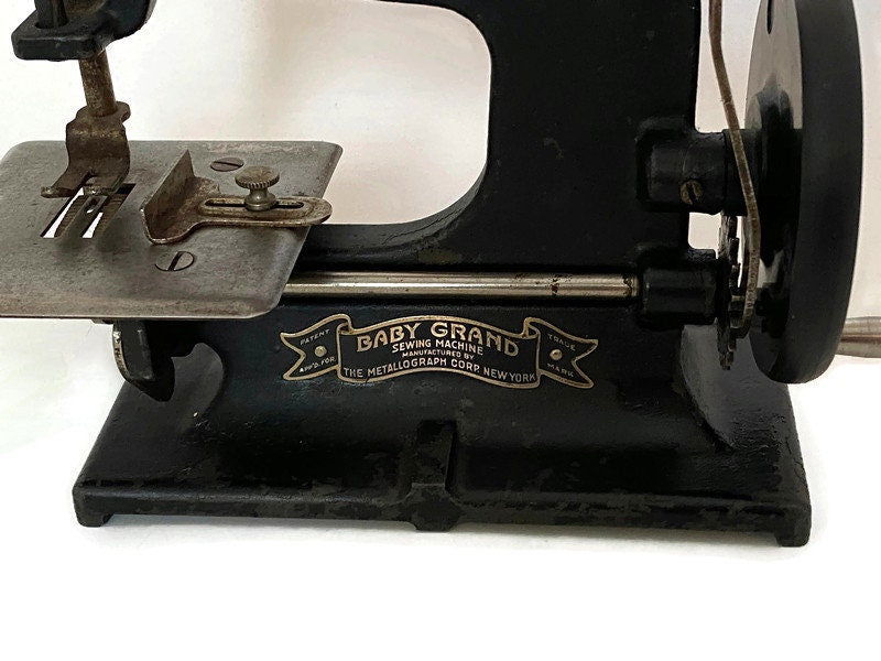 Vintage Baby Grand Toy Sewing Machine - Duckwells
