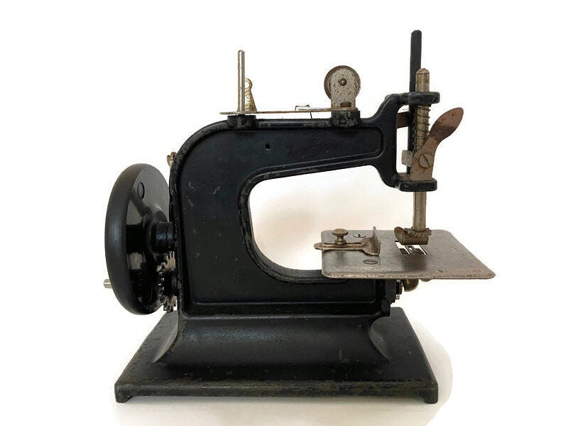 Vintage Baby Grand Toy Sewing Machine - Duckwells