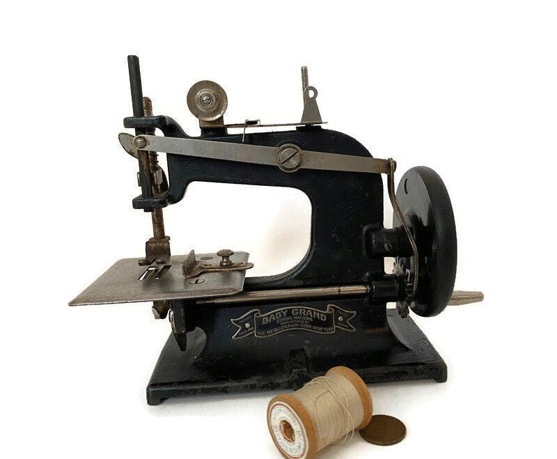 Vintage Baby Grand Toy Sewing Machine - Duckwells