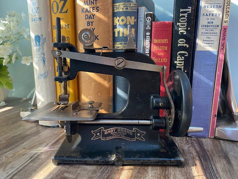 Vintage Baby Grand Toy Sewing Machine - Duckwells