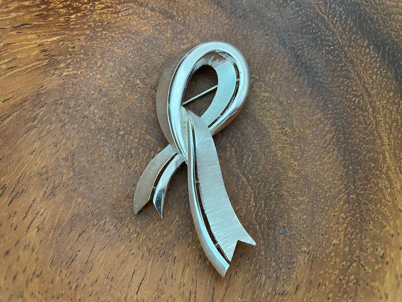 Vintage Crown Trifari Silvertone Ribbon Brooch Pin - Duckwells