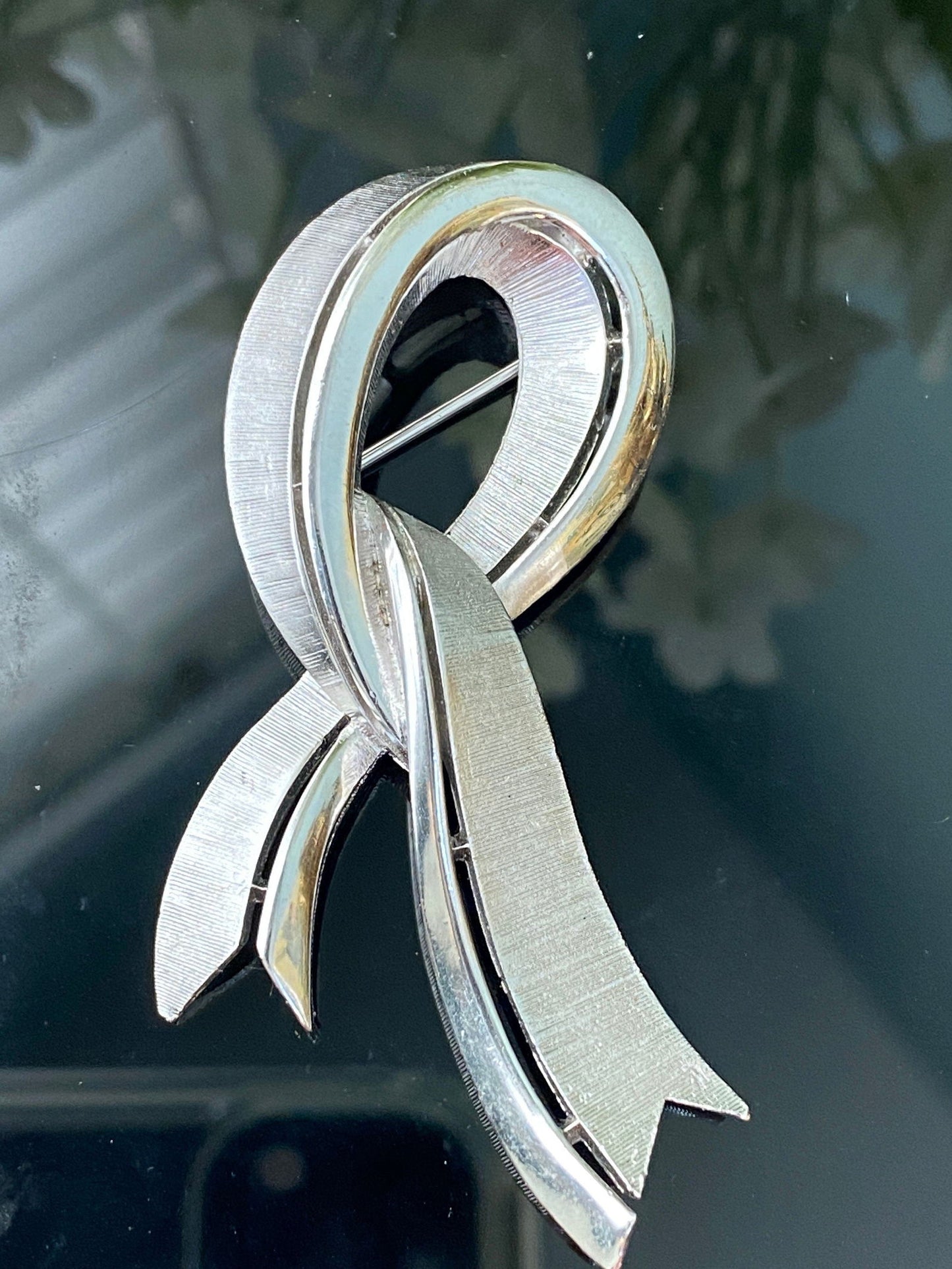 Vintage Crown Trifari Silvertone Ribbon Brooch Pin - Duckwells