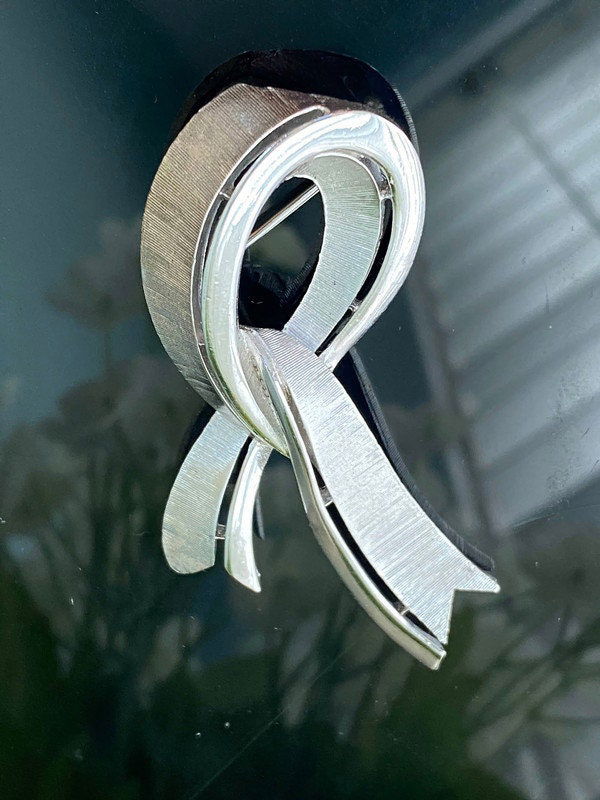 Vintage Crown Trifari Silvertone Ribbon Brooch Pin - Duckwells
