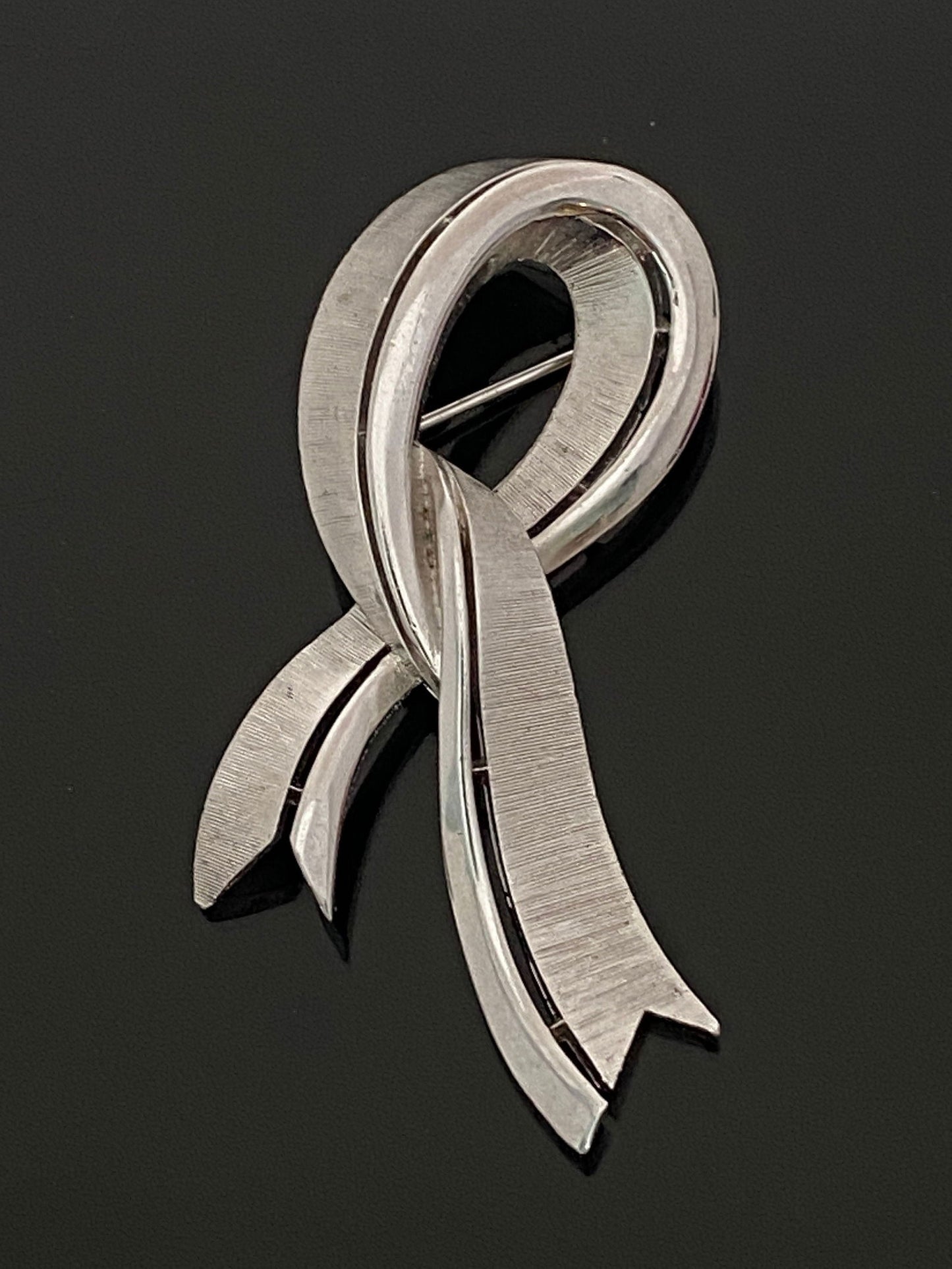 Vintage Crown Trifari Silvertone Ribbon Brooch Pin - Duckwells
