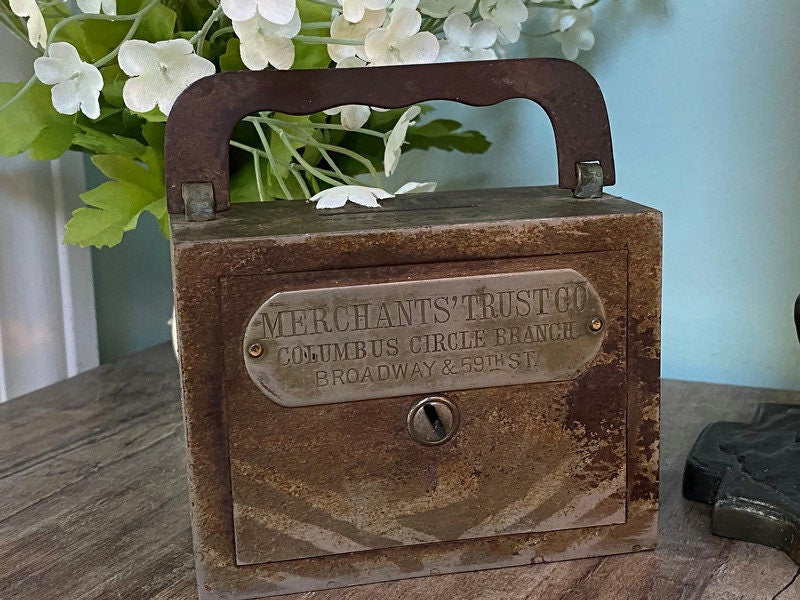 Antique Merchants' Trust Advertising Bank, Columbus Circle Branch
