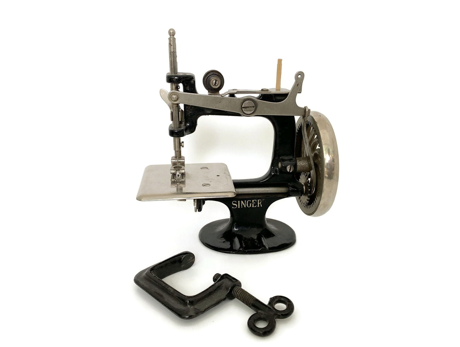 1930s Singer Sewing Machine Model 20 at Duckwells